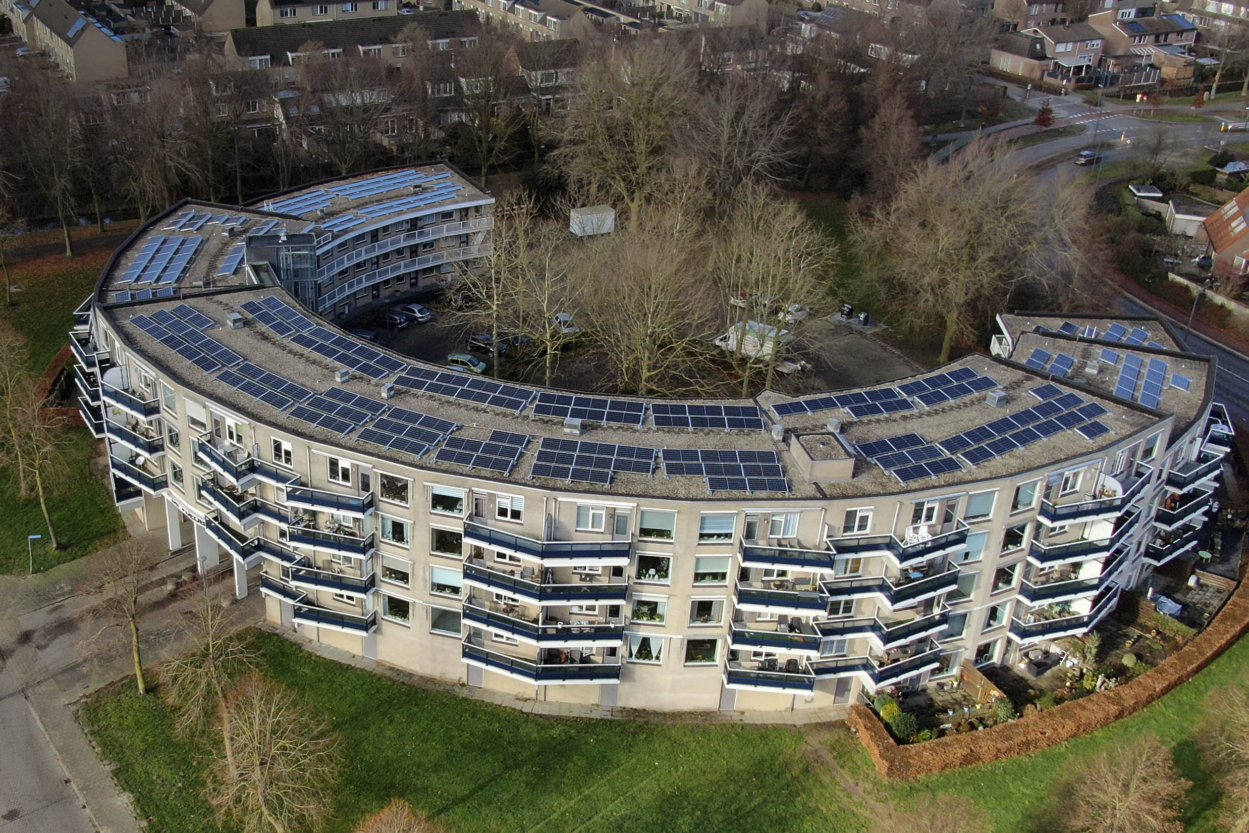 Daken van een woning waar Delen Duurzame Energie is toegepast