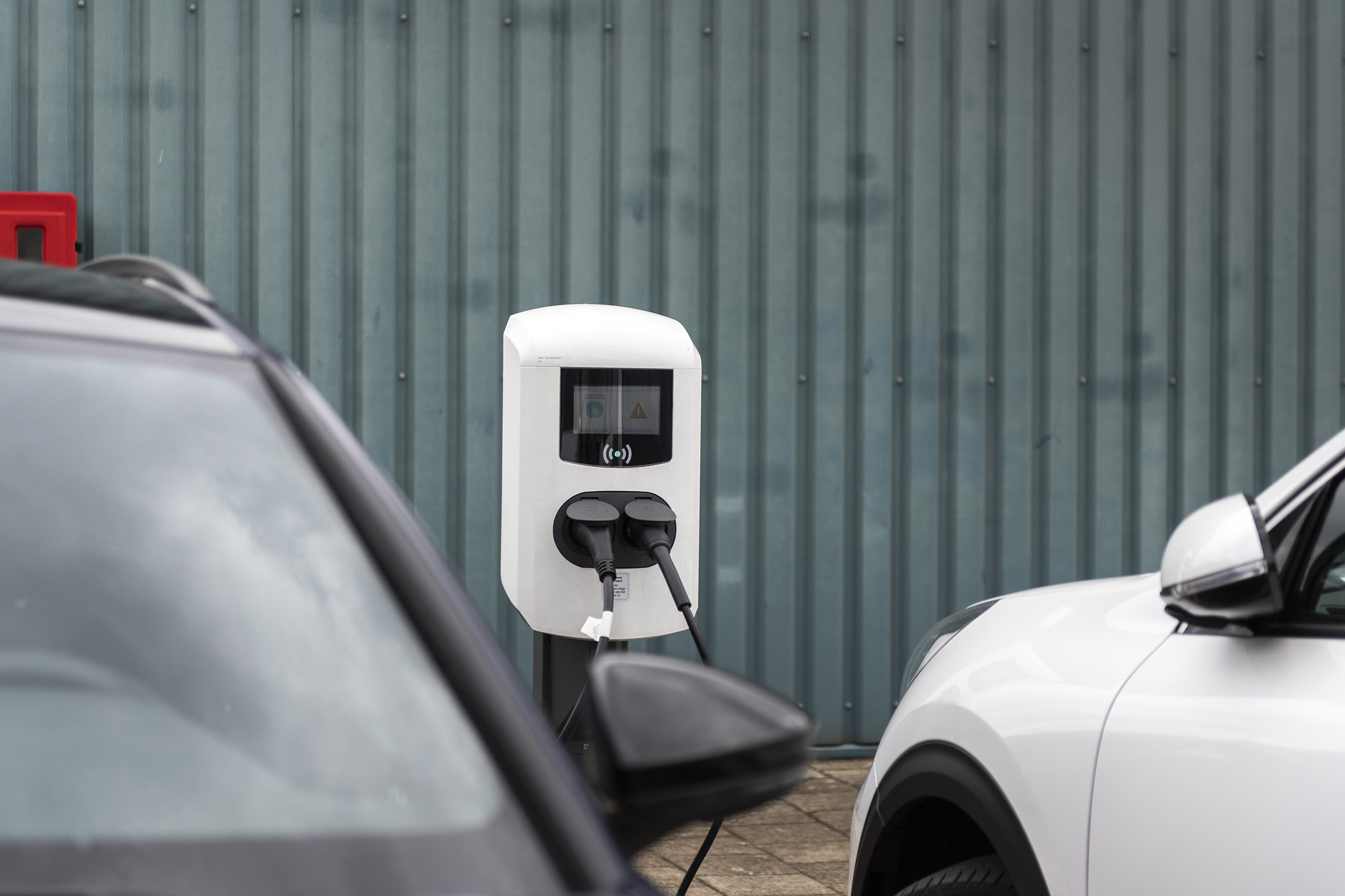 Een laadpaal voor het opladen van elektrische auto's in gebruik. 