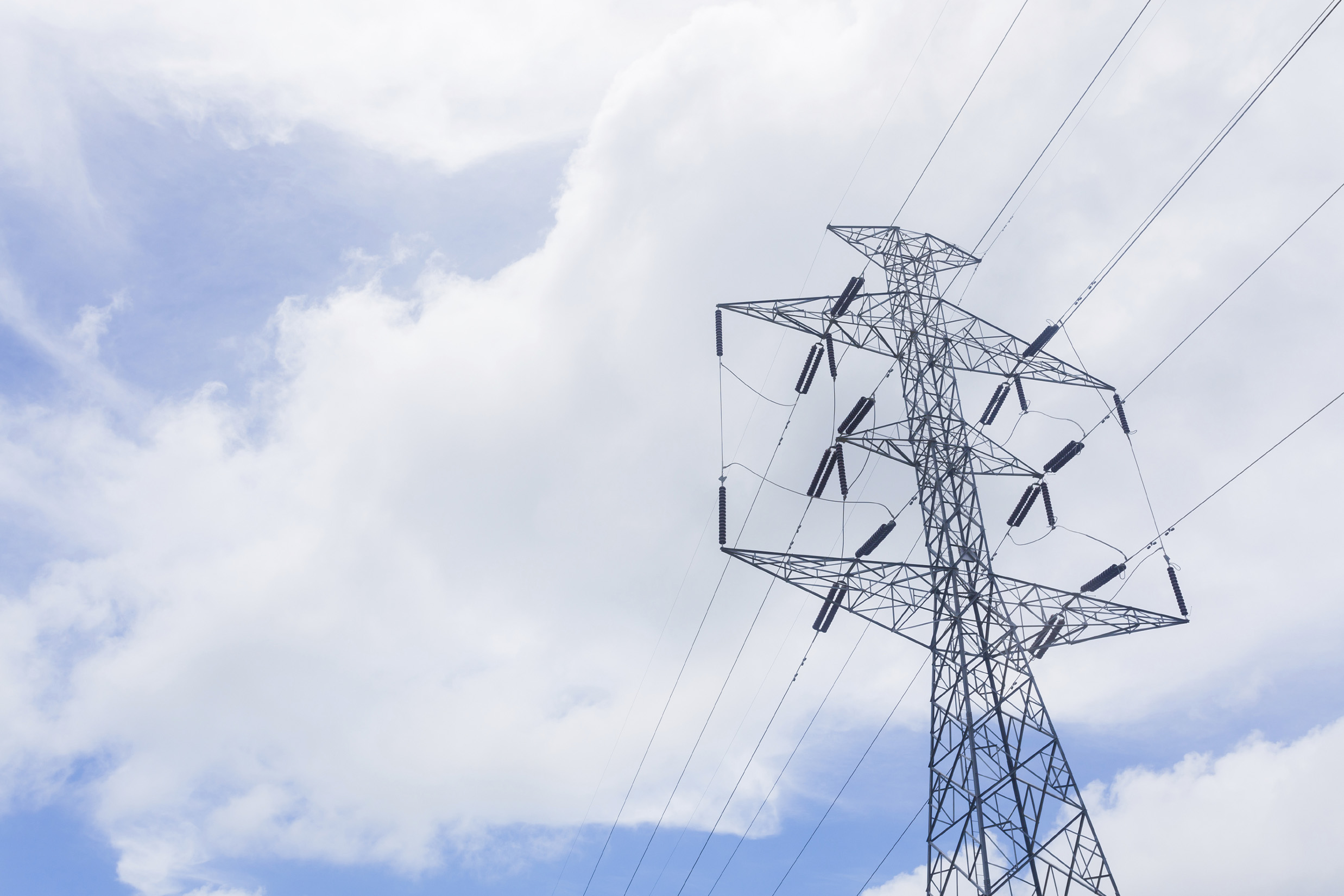 Een elektriciteitsmast, gebruikt om stroom over het net te vervoeren. Netcongestie is congestie van het elektriciteitsnet. Er is te veel stroom op het net.